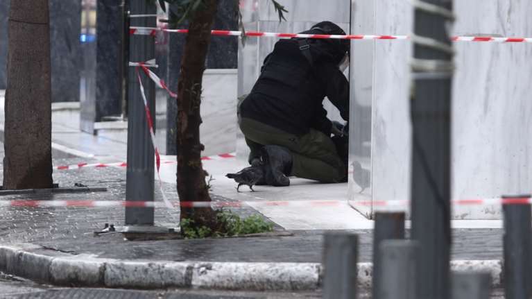 Έληξε ο συναγερμός για την ύποπτη βαλίτσα στο κέντρο της Αθήνας - Έγινε ελεγχόμενη έκρηξη [βίντεο]