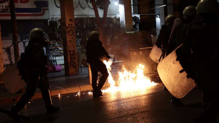 Επεισόδια έξω από το ΑΤ Ομόνοιας με μολότοφ, χημικά και φωτιές σε κάδους - Μία προσαγωγή μετά από πορεία [εικόνες]