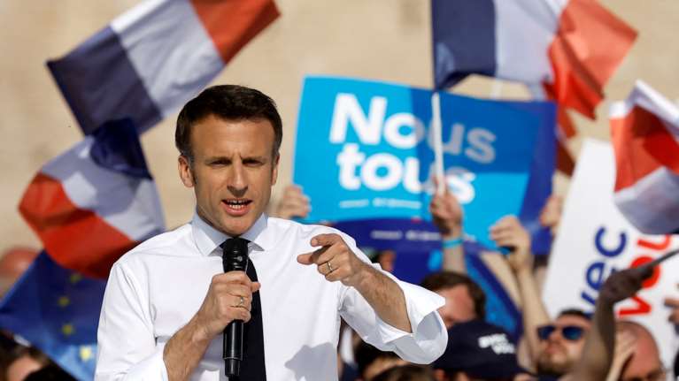 Γαλλικές εκλογές: &#39;&#39;Φαβορί&#39;&#39; ο Μακρόν σε όλες τις δημοσκοπήσεις - Αγώνας να αλλάξει την εικόνα του  &quot;υποψηφίου των πλουσίων&quot;