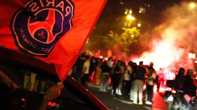 Το Παρίσι τραυματισμένο από τα βίαια επεισόδια υποδέχεται την Παρί Σεν Ζερμέν με τον φόβο νέων ταραχών