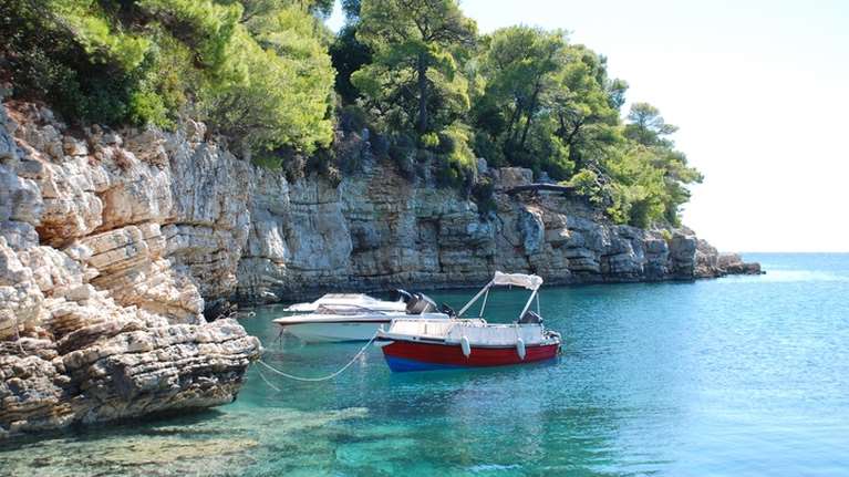 Ποιο ελληνικό νησί είναι στα τρία καλύτερα μέρη του κόσμου για solo travelers, σύμφωνα με το Lonely Planet