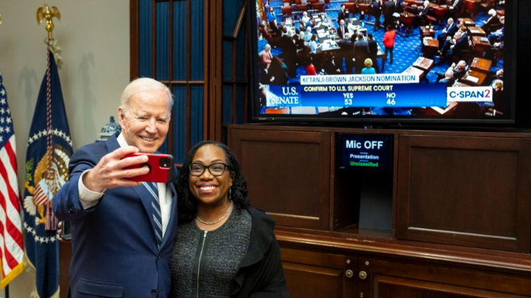 Κετάνζι Μπράουν Τζάκσον: Η πρώτη μαύρη δικαστής στο Ανώτατο Δικαστήριο των ΗΠΑ