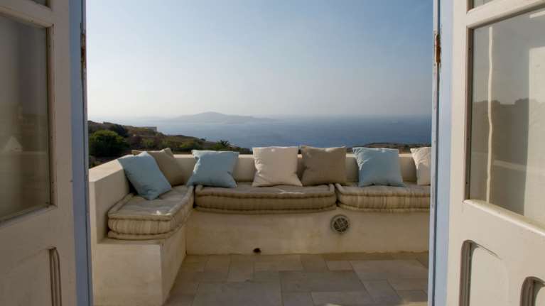 Η παράδοση της αφαίρεσης - Η νεοκλασική κατοικία στην Κάσο με την απαράμιλλη θέα [εικόνες]