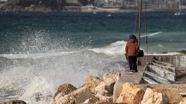 Δεμένα τα πλοία στα λιμάνια - Οι άνεμοι στο Αιγαίο φτάνουν ακόμη και τα 9 μποφόρ