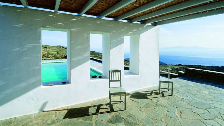 Απόδραση στην Τήνο: Κομψότητα και ανάλαφρη ατμόσφαιρα σε ιδανικό τόπο