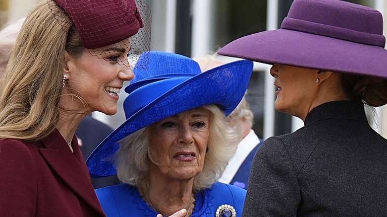 Η βασίλισσα Καμίλα κάνει νεύμα στην πριγκίπισσα Κέιτ όσο μιλούσε στη Μελάνια - Η σκηνή που έγινε viral