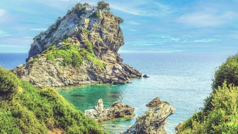 Το ελληνικό νησί που εξυμνεί η Le Figaro: &quot;Χωρίς να υποπέσει στις υπερβολές της Σαντορίνης και της Μυκόνου&quot;