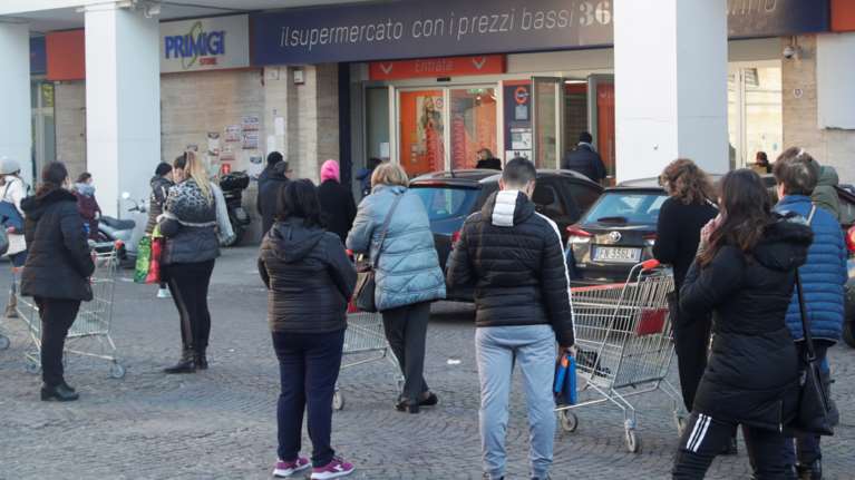 Λουκέτο και καραντίνα σε όλη την Ιταλία: Σκηνικό πολέμου με &quot;επιδρομές&quot; σε σούπερ μάρκετ