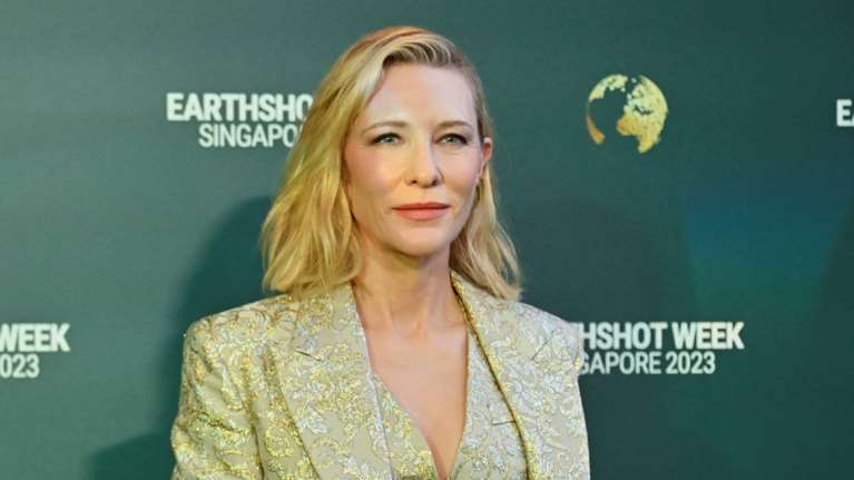 Κέιτ Μπλάνσετ: Η επιτομή του royal chic με χρυσό βασιλικό μπροκάρ κοστούμι Stella Mc Cartney