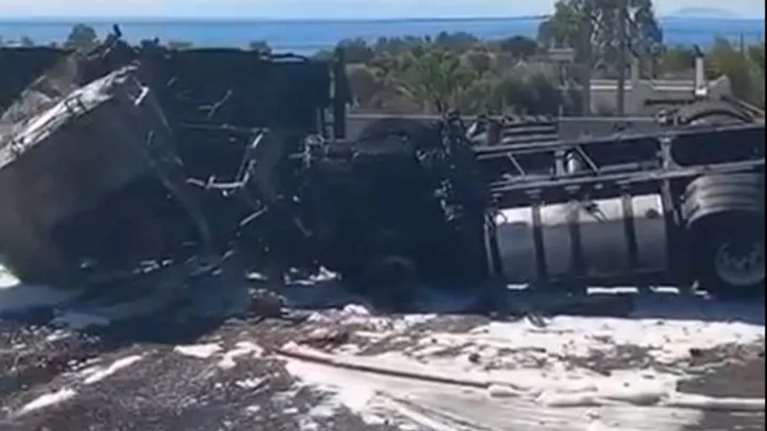 Έσβησε η φωτιά στην Αθηνών - Κορίνθου μετά την ανατροπή βυτιοφόρου - Παραμένει κλειστό το ρεύμα προς ΑΘήνα στο ύψος της Κινέτας