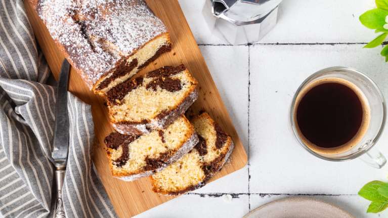 Πετρετζίκης: Σούπερ κέικ βανίλια-σοκολάτα χωρίς μίξερ - Ετοιμο σε 15 λεπτά