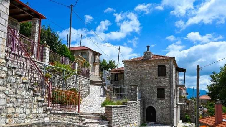 Κερασοχώρι: Το γραφικό χωριό των Αγράφων με τα πέτρινα σπίτια και τα πλακόστρωτα άλλης εποχής [βίντεο]