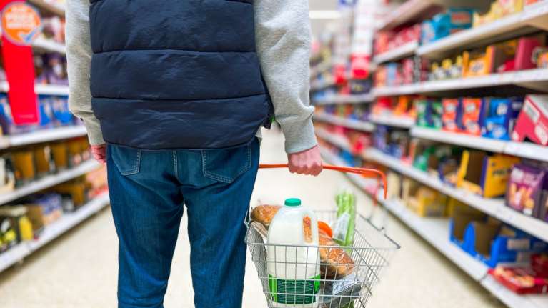 Τράπεζα της Ελλάδας: Ραγδαία αποκλιμάκωση του πληθωρισμού στην Ελλάδα τα προσεχή δύο χρόνια