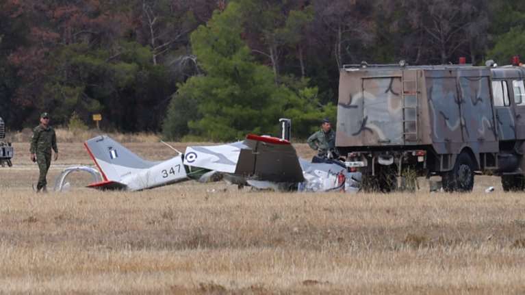 Πτώση αεροσκάφους στο Τατόι: Χειρουργήθηκε ο ένας πιλότος, σε καταστολή ο άλλος - Επιτροπή θα ερευνήσει τα αίτια