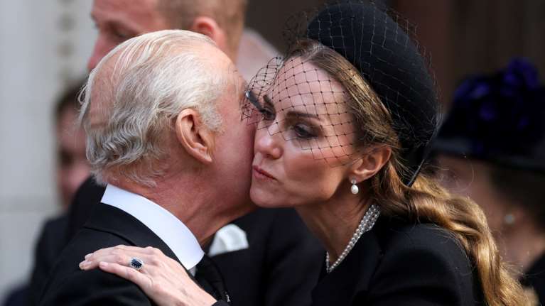 Βασιλική οικογένεια: Το φιλί της Κέιτ στο Κάρολο που έσπασε το αυστηρό πρωτόκολλο [εικόνες]