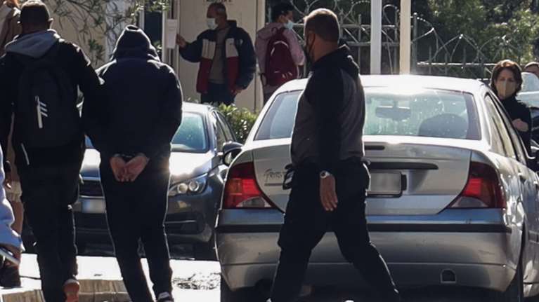 Κολωνός: Πέντε νέες συλλήψεις για τη 12χρονη - Δερματολόγος τη βίαζε μέσα στο ιατρείο του