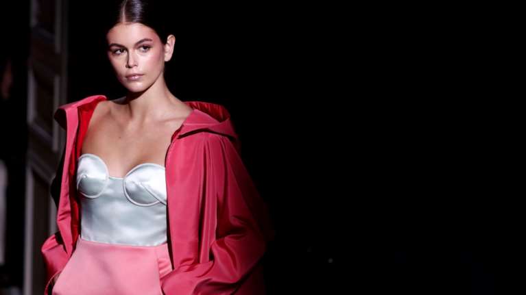 Κάια Γκέρμπερ: Τα ματωμένα πόδια της μετά τις επιδείξεις μόδας - Η ομορφιά θέλει θυσίες... [Εικόνες]