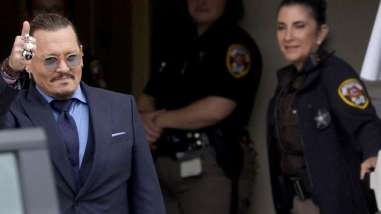 Πανηγυρίζει ο Τζόνι Ντεπ μετά την απόφαση του δικαστηρίου - Απογοητευμένη η Αμπερ Χερντ