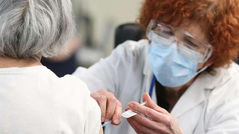 Κομισιόν: Οι μισοί ενήλικες Ευρωπαίοι έχουν κάνει τουλάχιστον την 1η δόση του εμβολίου για τον κορονοϊό