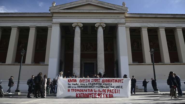 ΕΚΠΑ: &quot;Δεν έπαθαν και τίποτα τα παιδιά που έπεσε ο σέρβερ&quot;, προκαλεί ο συνδικαλιστής - Επιμένει για τον αντιπρύτανη