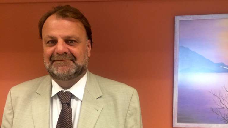 Μάχη για τη ζωή του δίνει ο αντιδήμαρχος Καλλιθέας Λάζαρος Λασκαρίδης - Υποχώρησε το κάγκελο και έπεσε από μεγάλο ύψος