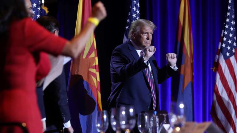 Ο Τραμπ και ...μετεωρολόγος: &quot;Στο τέλος θα δροσίσει&quot; λέει, αμφισβητώντας την κλιματική αλλαγή