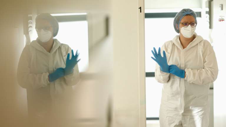 Πλεύρης: Μόνο για ασθενείς με κορονοϊό το Σισμανόγλειο - Στη μάχη και το ΝΙΜΤΣ - Επιπλέον 800 κλίνες Covid στην Αττική