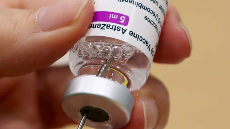 Μόσιαλος για AstraZeneca: &quot;Εγώ θα κάνω και τη δεύτερη δόση του εμβολίου&quot; - Τι λέει για την πιθανότητα θρόμβωσης