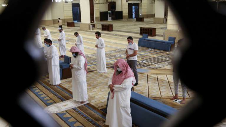 Σαουδική Αραβία: Άνοιξαν και πάλι σήμερα τα τεμένη με αυστηρούς κανόνες για τους πιστούς (φωτο)