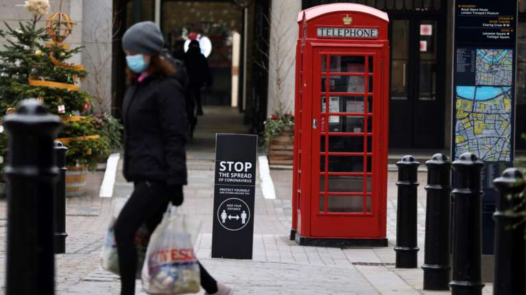 Κορονοϊός: &quot;Καλπάζει&quot; στη Βρετανία με 54.940 νέα κρούσματα και 563 θανάτους το τελευταίο 24ωρο