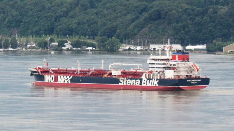 Νέες αμερικανικές οδηγίες για τα Στενά του Ορμούζ: "Μείνετε μακριά" λένε στα πλοία υπό σημαία ΗΠΑ