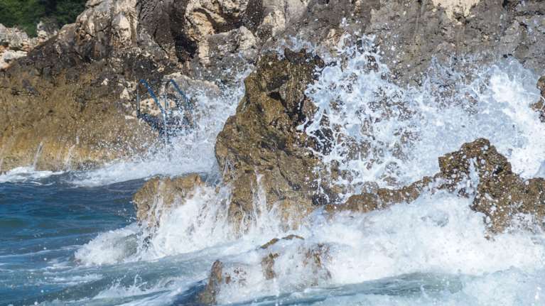 Φωκίδα: Σοβαρός τραυματισμός 4χρονου από το δυνατό μπουρίνι - Τον χτύπησε στο κεφάλι σανίδα sup