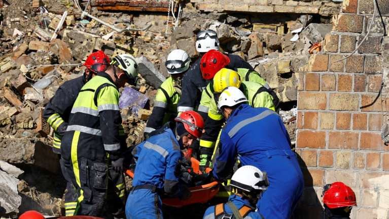 Μακελειό σε ουκρανικό χωριό: Τουλάχιστον 23 άμαχοι νεκροί από ρωσική βόμβα - Σκληρές εικόνες