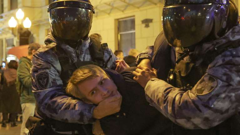 Ρωσία: Βαριές ποινές στους λιποτάκτες και εκατοντάδες συλλήψεις διαδηλωτών - Συνεχίζονται τα δημοψηφίσματα