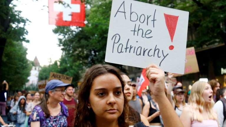 Αμβλώσεις: Πόλωση στις ΗΠΑ - Ποιες πολιτείες τις απαγορεύουν, ποιες στηρίζουν το δικαίωμα των γυναικών