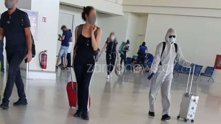 Απίστευτο: Με... πλήρη στολή κορονοϊού ταξίδεψε επιβάτης στο αεροδρόμιο των Χανίων [Εικόνα]