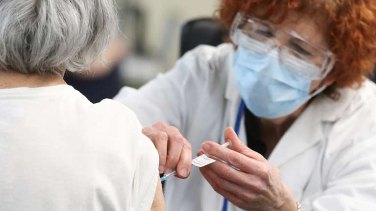 Κορονοϊός: Ευχάριστα νέα - Αποτελεσματικά τα εμβόλια των Pfizer και AstraZeneca στους άνω των 70 ετών