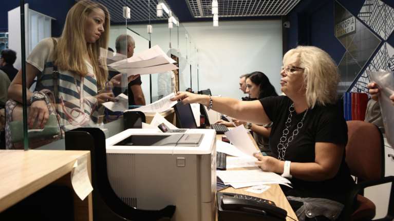 Οι 20+1 υπηρεσίες που θα διεκπεραιώνονται πλέον και στα ΚΕΠ: Από ασφαλιστική ενημερότητα μέχρι βεβαιώσεις σπουδών