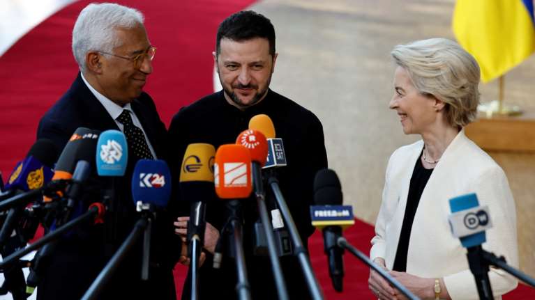 Ο Ζελένσκι ευχαριστεί την ΕΕ για την ισχυρή στήριξη: &quot;O Ουκρανικός λαός δεν είναι μόνος&quot;, δήλωσε στη Σύνοδο Κορυφής