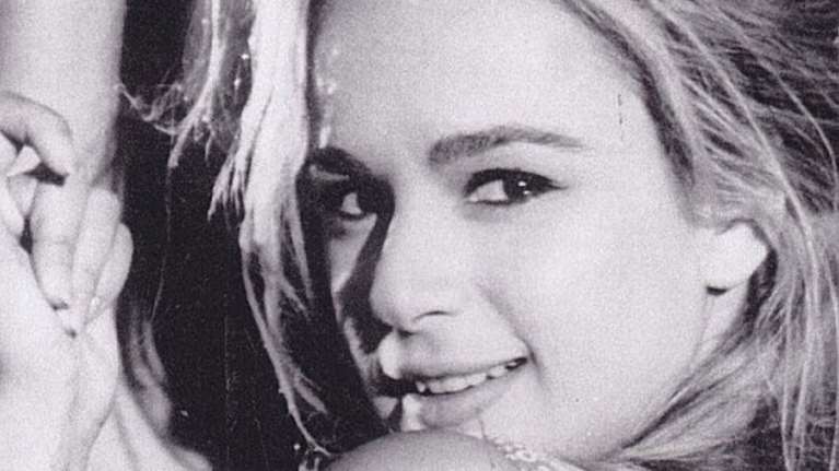 Σπάνια φωτογραφία της Αλίκης Βουγιουκλάκη - Καθισμένη στον θρόνο της Κνωσσού