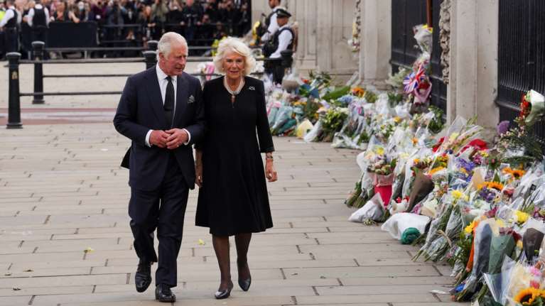 Guardian: Η Καμίλα θα στεφθεί βασίλισσα δίπλα στον Κάρολο - Πώς θα την αποκαλούν