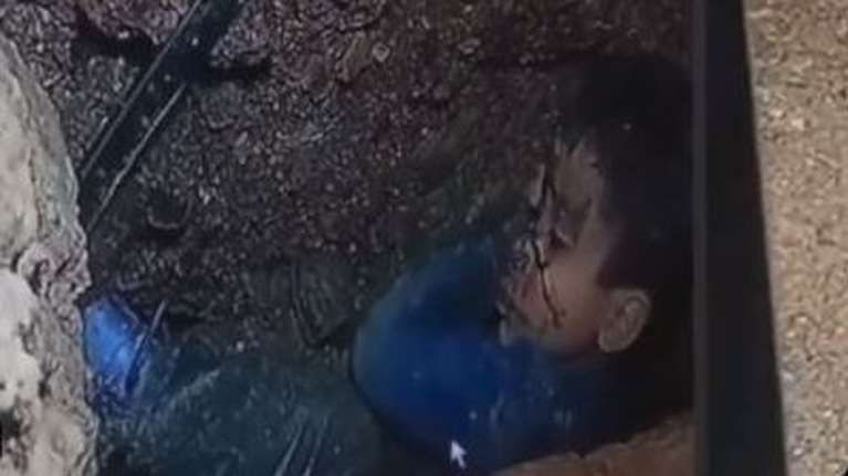 Αγωνία για πεντάχρονο αγοράκι που έχει πέσει σε πηγάδι στο Μαρόκο - Τέσσερις μέρες παλεύουν να το βγάλουν