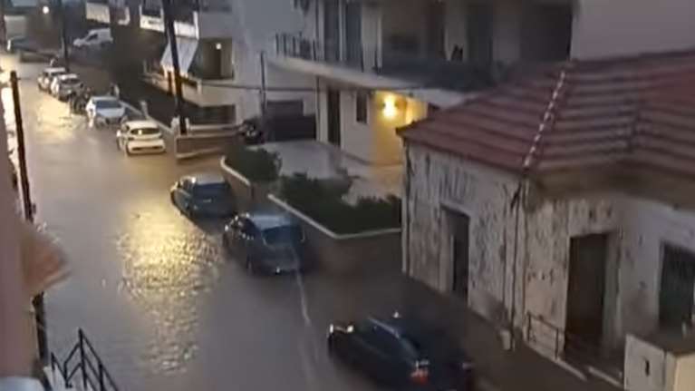 Κακοκαιρία Bora στη Ρόδο: Ήχησε το 112 - Εντολή εκκένωσης από υπόγεια και ισόγεια στην Ιάλυσο - Υπερχείλισε ρέμα