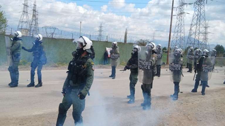 Κοζάνη: Επεισόδια διαδηλωτών με ΜΑΤ κατά την επίσκεψη Μητσοτάκη [εικόνες - βίντεο]