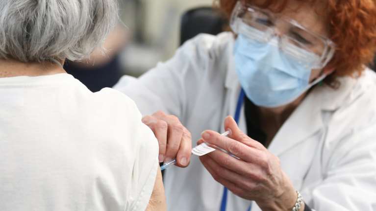 Κορονοϊός: Εμβόλιο κάθε χρόνο; Τι ισχύει με την ετήσια αναμνηστική δόση