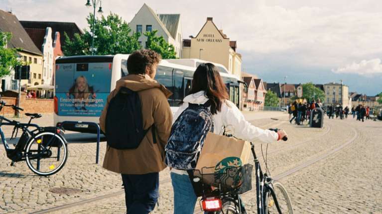 Αυξήθηκαν οι αιτήσεις για το Youth Pass: Δικαιούχοι περισσότεροι από 154.000 νέοι 18 και 19 ετών