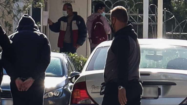 Κολωνός: Συνέλαβαν τον διαβόητο &quot;Μιχάλη&quot; που πήγαινε τη 12χρονη στα ραντεβού της φρίκης- Γίνεται έρευνα στο σπίτι του