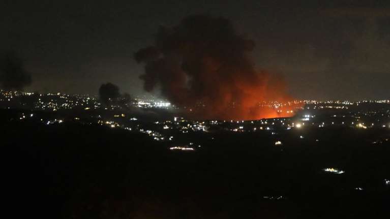 "Θα χτυπήσουμε μέσα στη νύχτα" - Το Ισραήλ σφυροκοπά οικονομικούς συμμάχους της Χεζμπολάχ στον Λίβανο [βίντεο]