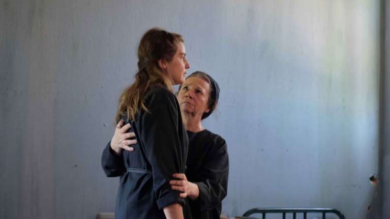 Άγριες Μέλισσες spoiler: Ο Λάμπρος βρίσκει την Ελένη σε άθλια κατάσταση