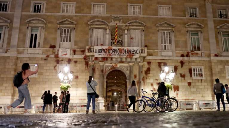 Κορονοϊός: Η Καταλωνία χαλαρώνει τα μέτρα και ετοιμάζεται για τα Χριστούγεννα - Πώς θα ανοίξουν εστιατόρια και μπαρ